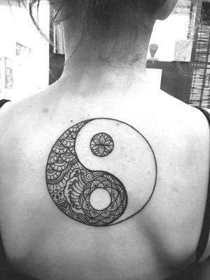 Yin yang by K #tattoo #ink #tatttoos #worldfamousink #eikondevice #greenmonster #tattooaddictsouthafrica #gunwax #thelightningstation #yinyang #yinyangtattoo #balance #lightanddark #backtattoo #tattoodo 