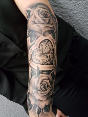 Roses and diamond 🌹💎 #tattoo #underarmtattoo #rosetattoo #rose #roses #blackworktattoo #blackandgrey #blackandgreytattoo #diamondtattoo #diamonds #heart #heartdiamond #lettering #shading #lightning #realistictattoo #realistic #tattoo #heilbronn #specialinktattoo #specialink #paddy #instatattoo