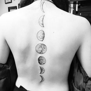Phases of the Moon done by Dijon at Good Point 🌙_#blackink #moonphase #moontattoos #spinetattoo #lunarphase #lunar #spine #dijon #goodpointtattoos