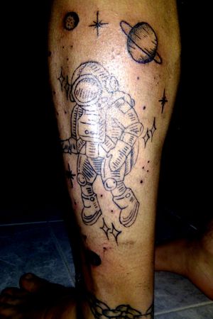Immerso nel universo #astronaut #astronauttattoos #astronauta #planets #planetstattoo #stars #tattodoo 