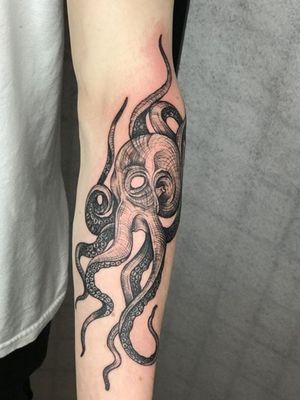 Octopus Tattoo #Unique #Tattoo #Octopus #octopustattoos #lineworktattoo 