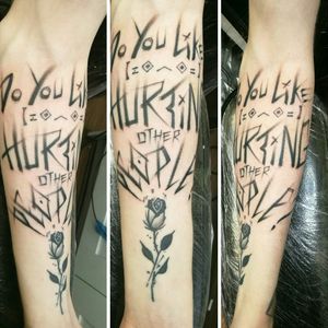 The script is the main focus here.(rose and emoji we're there beforehand) It's a brilliant freehand reference to one of my favourite games and I love the dark style the artist took #hotlinemiami #script #freehandtattoo #dark 