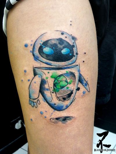 Un petit robot Disney/Pixar légèrement customisé pour ma cliente ! Merci pour cette fin de guest zen et le trajet ensemble c'était super sympa. Tattoo réalisé à Arxe, Lyon, fin janvier #eve #walle #robots #disney #pixar #evetattoo #disneytattoo #pixartattoo #animatedmovie #cartoonmovie #3dmovie #animatedfilm #jade #jadegreen #jadestone #inked #inkedup #tatouage #tattoo #watercolor #watercolortattoo #thightattoo #tattooartist #zeldabjj #zeldablackjeanjacques #tatts #tattooart #tattoomagazine #followme