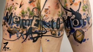 Un tattoo typo/graphique réalisé la semaine passée à Cosne à Free Bird Tattoo Shop, organisant en un tour d'avant bras la célèbre locution latine qui signifie « souviens-toi que tu vas mourir ». En dessous un monde minéral (de mort) et au-dessus un univers aérien et dynamique (de vie) merci à Franck pour tes belles idées!Merci à l'équipe de Free Bird Tatto Shop aussi :-)#lettering #tattoo #tatouage #font #fonttattoo #letteringtattoo #graphictattoo #graphicdesign #watercolor #watercolortattoo #forearmtattoo #quote #citation #quotetattoo #memento #mementomori #mori #lettrage #tatts #tattooart #tattooartist #zeldabjj #zeldablackjeanjacques #mantattoo #tattoomagazine #skinartmagazine #inkedup #tattoed #femaletattooartist