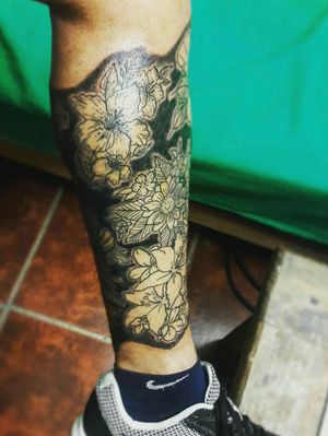 Finish!#tatooed #tattoos #flores #tatuaje #flowertattoo #flowers #blacktattoos #negro #inspiration #likeforlike #tattoo #l4l #nike #tatuajeflores #flor #goodvibes #goodtime #finishtattoo