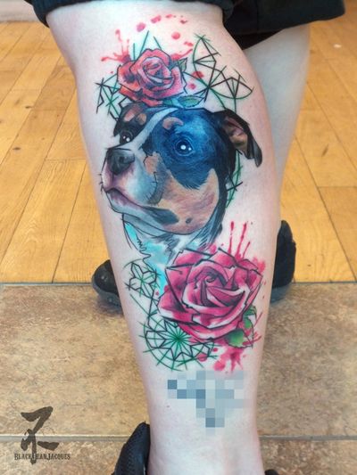 🐶Portrait d'un pitbull aux couleurs inhabituelles. Bravo à Judy (la propriétaire, fan de son chien) pour sa résistance physique, et son sourire! 👏💪 Merci à MTL tattoo à Montréal pour l'accueil en guest.🇨🇦 #dog #dogtattoo #pittbull #rose #roses #watercolortattoo #rosetattoo #calftattoo #legtattoo #welovedogs #lovedogs #montrealtattoo #colortattoo #pattern #patterntattoo #graphictattoo #markerdrawing #markertattoo #zeldabjj #zeldablackjeanjacques #tattooart #tattooartist #femaletattooartist #inked #inkedup #tatts #tattoomagazine #tatouage