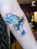 Can you imagine a cute bumble bee (with its little gem) flying next to you every day 🐝?...Thank you Marmendia for this quirky idea: I like !Thanks to Lucky13tattoos' team for the guest week in a friendly atmosphere ☺#bumblebee #bumblebees #bumblebeetattoo #beetattoo #colortattoo #colortattoos #colorfullife #watercolor #watercolortattoo #gem #bluegem #saphire #roughstone #flight #sketch #sketchtattoo #tattoos #tattooart #tattooartist #customdesign #tatouage #aquarelle #womantattoo #femaletattooartist #girlwithtattoos #zeldabjj #zeldablackjeanjacques #graphictattoo #forearmtattoo