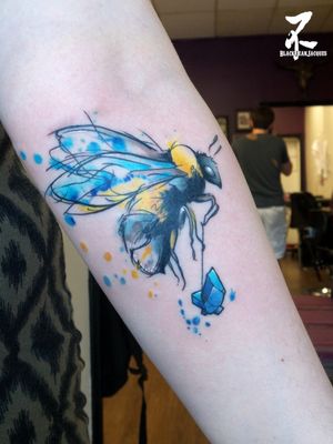 Can you imagine a cute bumble bee (with its little gem) flying next to you every day 🐝?...Thank you Marmendia for this quirky idea: I like ! Thanks to Lucky13tattoos' team for the guest week in a friendly atmosphere ☺ #bumblebee #bumblebees #bumblebeetattoo #beetattoo #colortattoo #colortattoos #colorfullife #watercolor #watercolortattoo #gem #bluegem #saphire #roughstone #flight #sketch #sketchtattoo #tattoos #tattooart #tattooartist #customdesign #tatouage #aquarelle #womantattoo #femaletattooartist #girlwithtattoos #zeldabjj #zeldablackjeanjacques #graphictattoo #forearmtattoo