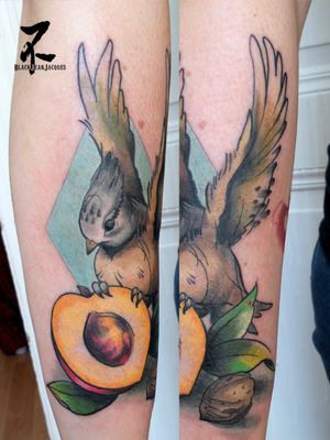Ma petite mésange huppée à la pêche 🍑💚🐥 adoptée à Strasbourg par Sophie, merci!Remerciements aussi à Méli DermaMorphose Gé à DermaMorphose pour le guest #colortattoo #birdtattoo #neotradtattoo #tattoosnob #tattooflash #tattoolifemagazine #femaletattooartist #fruittattoo #peach #peachtattoo #peche #fruit #bird #mesange #chickadee #titbird #neotrad #neotraditional #zeldabjj #zeldablackjeanjacques #tattooart #tattooartist #ladytattoers #welovebirds #naturetattoos #skinartmagazine #tattoo_art_worldwide #graphictattoo #womantattoo