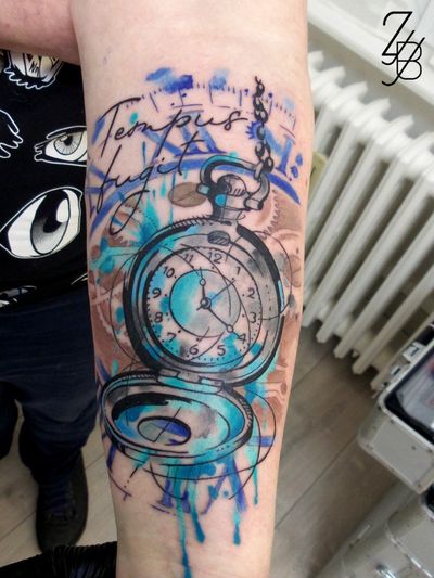 🕥 Tempus fugit ⏳Time passes by... Profitez de chaque seconde, vivez pleinement 😃 Merci à ma cliente pour ce tattoo philosophique.