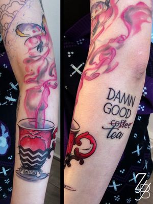Le tatouage Twin Peaks ! Qui fera la commande de la femme à la bûche ?#twinpeakstattoo #twinpeaks #cupoftea #tea #gooddamncoffee #coffee #cupofcoffee #teatattoo #coffeetattoo #zeldabjj #zeldablackjeanjacques #colmartattoo #colmar #alsacetattoo #tattoodesign #tattooartist #tattooart #tattoolife #tatouage #ink #inked #inklife #bodyart #tattooedgirl #neotradeu #neotrad #neotraditionaltattoo #neotradtattoo #neotradstyle #neotradsub