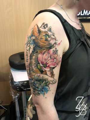 Voilà la version couleurs de ce chat philosophe (les noirs et une partie des couleurs sont cicatrisés). Merci beaucoup pour ce beau projet ! Life is short, profitez en !#cat #catseyes #meow #catstagram #cats #catlovers #lifeisshort #travel #flowers #flower #flowertattoo #zeldablackjeanjacques #zeldabjj #colmartattoo #watercolortattoo #aquarelle #watercolor #tattooart #tattoolover #colortattoo #tattoos #tatouage #tattooartist #tattooartmagazine #inkedgirl #tatoogirl #inked #inkedup #inklife #bodyart