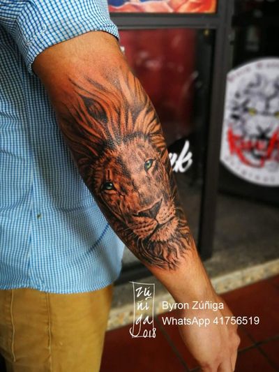 Lion tattoo in #blackandgreytattoo #byronzuñiga #tattoo #royalpaintattoo #guatemala Follow me on Ig like @byronzart 🤘🏻 