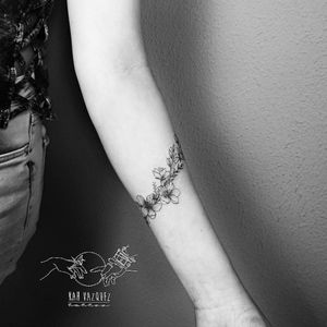 Floral pra cobertura de cicatriz por @KahVazquezTattoo#KahVazquezTattoo #Tattoo #Tattoos #Tatuagem #Tatuagens #Tatuadora #TraçoFino #FineLine #floraltattoo #Tattoodo #Finelinetattoo #FineLineTattoos #SãoPaulo #armtattoo #flowers #flowerstattoo 