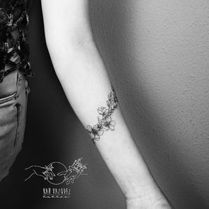 Floral pra cobertura de cicatriz por @KahVazquezTattoo #KahVazquezTattoo #Tattoo #Tattoos #Tatuagem #Tatuagens #Tatuadora #TraçoFino #FineLine #floraltattoo #Tattoodo #Finelinetattoo #FineLineTattoos #SãoPaulo #armtattoo #flowers #flowerstattoo 