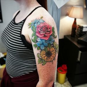 Floreal arm! 💐🌸🌻#tattoo #tattooflowers #flowertattoo #colortattoo 
