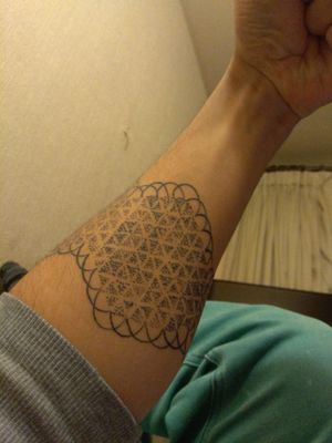 Mi 2do tatuaje, la sesión del tatto duró 6/7 horas app#floweroflife #chile #dotwork #puntillismo #sacredgeometry 