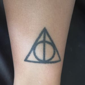 Tattoo done by Caroline Jonsson, Studio 16 in 2016. #HarryPotterTattoos #harrypotter #deathlyhallows 