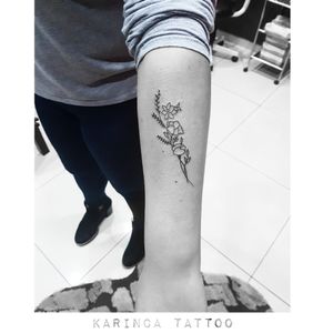🌿Instagram: @karincatattoo #karınca #flower #black #arm #tattoo #tattoos #tattoodesign #tattooartist #tattooer #tattoostudio #tattoolove #tattooart #istanbul #turkey #dövme #dövmeci #design #girl #woman #tattedup #inked #ink #tattooed #small #minimal #little #tiny 