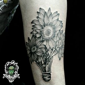 #NaneMedusaTattoo  #tattoo #tatuagem #tattooart #tattooartist #tattoolover #tattooer #tattoodoBR #riodejaneiro #tatuadora #tatuadoras  #Sulacap #pontilhismotattoo #pontilhismo #pontilhism #girassol #flower #tattooflower