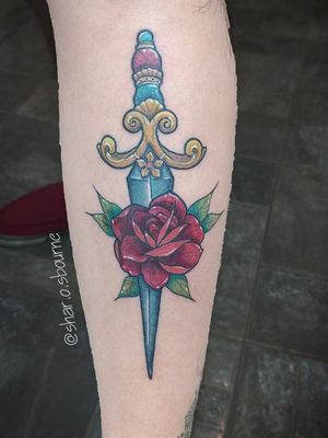 #tattoo #tatuaje #ink #daga #dagger #neotradi #neotraditionaltattoo  #dagatattoo #daggertattoo #rose #rosa #rosatattoo #rosetattoo #tattooleg #tattooartist #tatuadora #girltattooartist #tatuadorasmexicanas #tatuadorasmex #tatuadoresmexicanos #ink #tatoist #neotraditional #flowertattoo #tattooflor