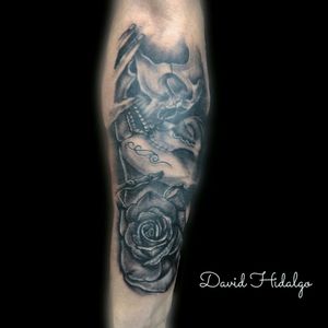 Pieza realizada en escalas de negros, en @mundo_tattoo_ puedes seguirme en Instagram @david_ink_lb #blackandgreytattoo #blackAndWhite #skull #catrinatattoo #rose #rosa #rosas