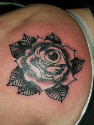 I, Rose#eye #eyetattoo #rose #rosetattoo #flower #flowertattoo #blackandgrey #blackandgreytattoo #bronctattoomachine #tattoo #tattooartist #tattooapprentice #tattooshop #tattoolife 