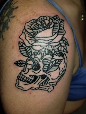 Flowering growth#skull #skulltattoo #flower #flowertattoo #rose #rosetattoo #lines #lineworktattoo #bronctattoomachine #tattoo #tattooartist #tattooapprentice #tattooshop #tattoolife 