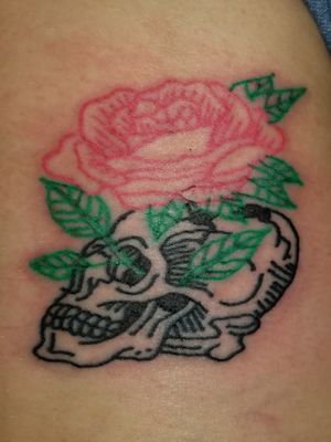 Colorful flowering growth #skull #skulltattoo #flower #flowertattoo #rose #rosetattoo #lines #linework #lineworktattoo #color #colortattoo #bronctattoomachine #tattoo #tattooartist #tattooapprentice #tattooshop #tattoolife 