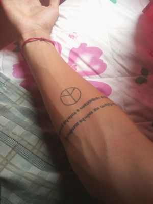 Tattoo no Ante-Braço, escrito (Se falam na minha ausência, é porque respeitam minha presença) e com o símbolo abaixo cm o significado (paz)