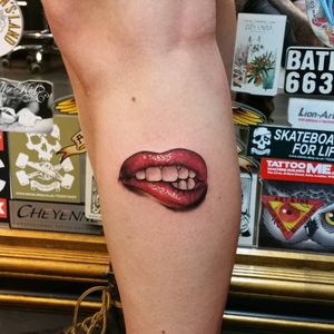 Spaces available today at motorink hit me up 👆#realism #colourrealism #lips #photorealistictattoos 