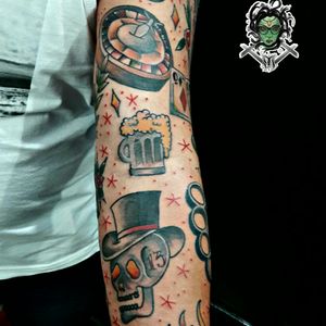 #NaneMedusaTattoo #skull #skulltattoos  #tattoo #tatuagem #tattooart #tattooartist #tattoodoBR #riodejaneiro #tatuadora #tattoogirl #oldschool #oldschooltattoo #traditionaltattoo #tatuadoras #game #drink #lucky 