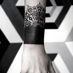 #dotwork #blackwork #halfmandala #armband #bracelet #Tattrx