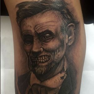 Abraham Lincoln tattoo by Mariano Gonzales #lincoln #abrahamlincoln #portrait #blackngrey #tattooartist #art #tattoostudio #brooklyn #ny #tattoosbyMariano
