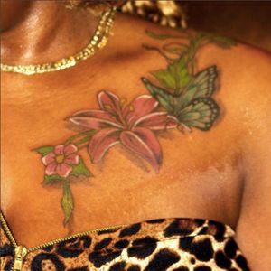 Flowers with a butterfly by Peter Cavorsi 😍😍😍 #bodyart #tattoosforgirls #ny #brooklyn #flower #flowers #butterfly #bodyartstudios #petercavorsi