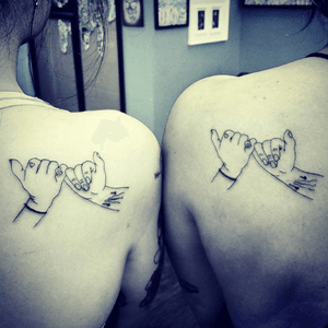 Sister hand tattoos #nicetattoo #simpletattoo #girltattoos #nyheartanddagger #queenstattoo #brooklyntattoo #bronxtattoo #manhattantattoo#hipster #singleneedle #blackandwhitetattoo #jefffarmer #singleneedletattoo #hipstertattoo