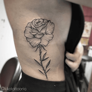Tattoo feita pelo tatuador Igor da Equipe Kiko Tattoo. #kikotattoorio #braziliantattooartist #flower #linework