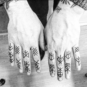 Guest artist at Siha Tattoo Bcn, Hecho a mano #fingertattoo #geometric #linework 