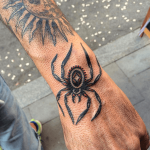 Segundo de @eljotamoloch en nuestra fiesta de halloween!! Tenemos 6 tatuadores con un monton de flashes en oferta!!! Birra y chuches para todos aqui os esperamos!! Hasta las 21:00h #spider #barcelonatattoostudio #traditional