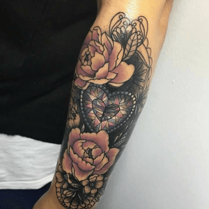 Tatuaje de flores realizado por Vanessa Colaianni #flower #floral #geometric #heart 