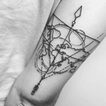 Tatuaje mundo realizado por Vanessa #geometric #world #worldmap #linework #arrow 