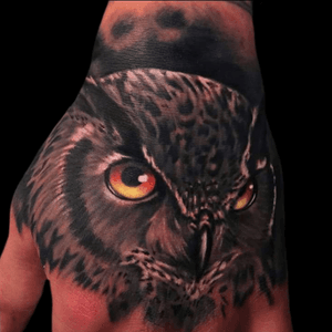 Aquí tenéis el último tatuaje realizado por Javi Granged #owl #handtattoo #realistic 