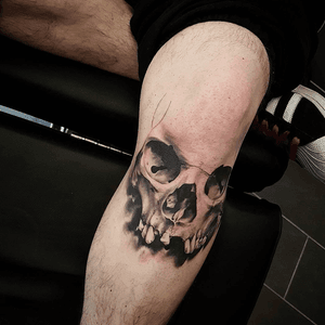 Skull in progress #blackandgrey #skull #kneetattoo 