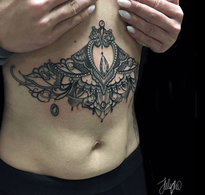 Check out this ornamental underboob 😍 done by resident artist Mira Moss. Mira is now taking bookings for March & April. 
#ornamentaltattoo #underboob #babes #girls #girlswithtattoos #amsterdam #freedomandflesh
