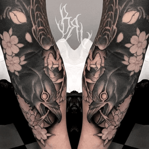 Freehand crow cover up - in progress..
#tattoocollectors #taot #tttism #tattoo #crow #crowtattoo #neotraditionaltattoo #neotradsub #neotradeu #skinartmag #tattooistartmag #tattooistartmagazine #ink #inked #blackink #darkartists #tattoopins #tattooworkers #tattoos #animals #birds #night #evil
