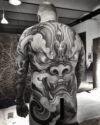 Sneak peak by olli_lonientattoo #lonientattoo #solidink #foodog #snowliontattoo #madeforartists #artoftattoos #backpiece #sleevetattoo #bodysuit #japanesecollective #chrysanthemumtattoo #hustlebutterdeluxe #irezumicollective #londoncollective #blackandgrey #tattooeddragon