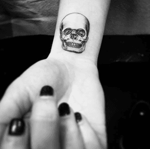 Skull tattoo by Rodrigo Canteras #skull #tatuagem #blacktattoo