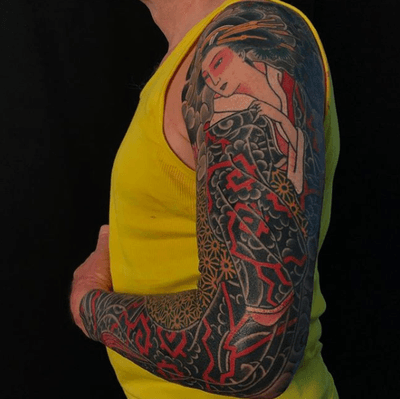 Don’t let the bright yellow shirt blind you. #fivepointstattoonyc #thesolidink #newyorktattoo #tattoonyc #sleevetattoo #sleeve #yellow #realshit