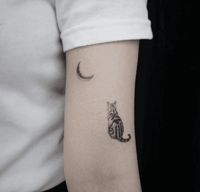 Minimalism cat tattoo by Youyeon #illustration #doodle #koreatattoo #tattoowork #cattattoo #minimalism 