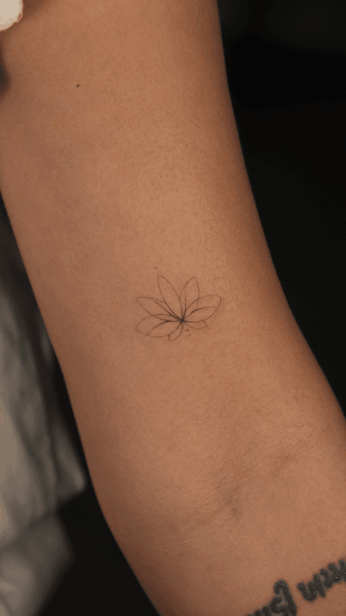 Small Fine Line Lotus Flower
